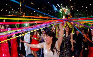 ramo de cintas de colores para novias 